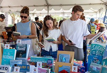 Crowd browsing at KPBS SD Book Festival